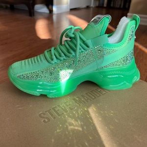 NEW in BOX STEVE MADDEN Maxima Sneakers size 8 green